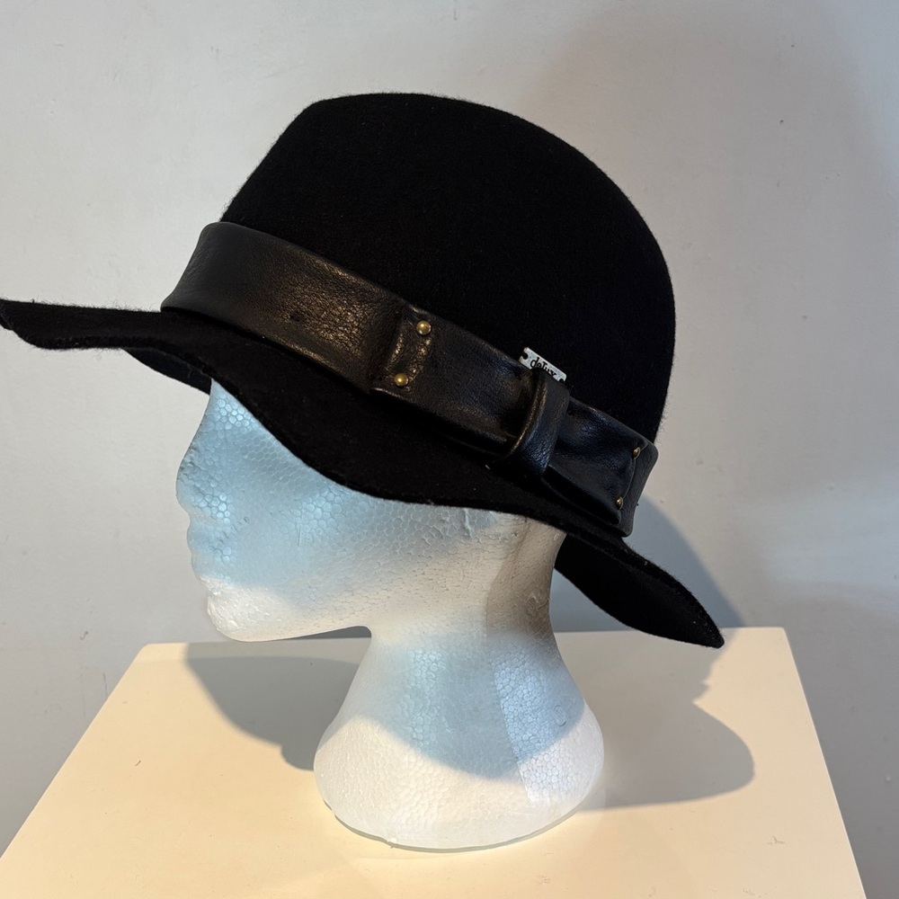 SOLD❌DeLux women’s black, brimmed hat, wool with leather detail